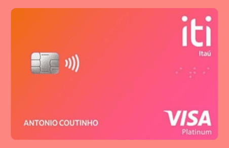 Imagem do Cartão Iti, com design moderno, logotipo do Itaú e bandeira Visa Platinum, destacando a funcionalidade digital e a isenção de anuidade.