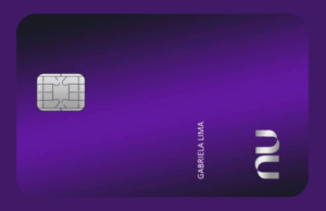 Cartão Nubank Ultravioleta em metal, com design minimalista e tecnologia avançada.